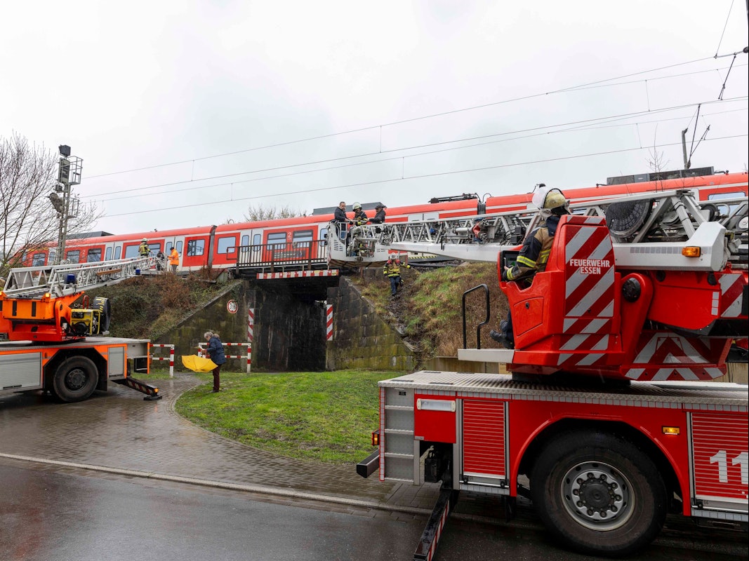 Mit zwei Rettungsleitern werden von der Feuerwehr Fahrgäste aus einem steckengebliebenen Regionalzug geborgen. Dieser war nach einem Oberleitungsschaden liegen geblieben. Die Böschung war zu steil, um ohne Hilfe den Zug zu verlassen.