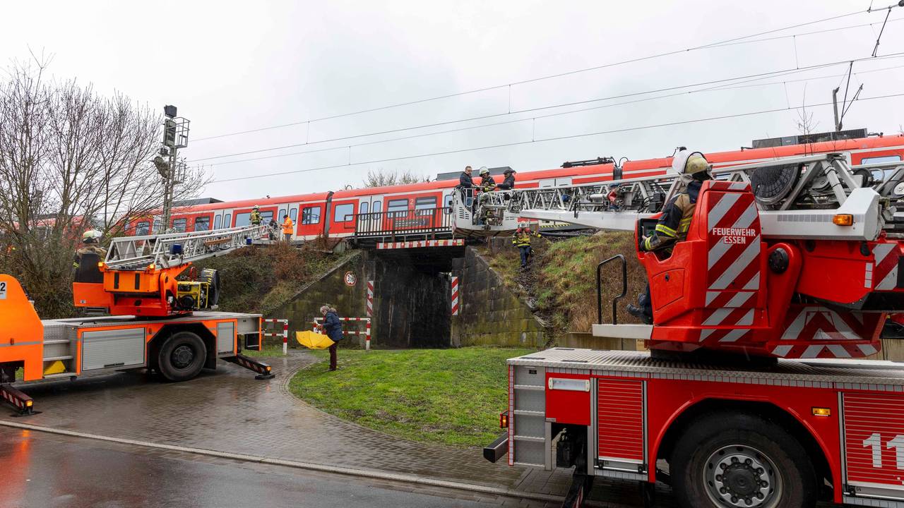 Mit zwei Rettungsleitern werden von der Feuerwehr Fahrgäste aus einem steckengebliebenen Regionalzug geborgen. Dieser war nach einem Oberleitungsschaden liegen geblieben. Die Böschung war zu steil, um ohne Hilfe den Zug zu verlassen.