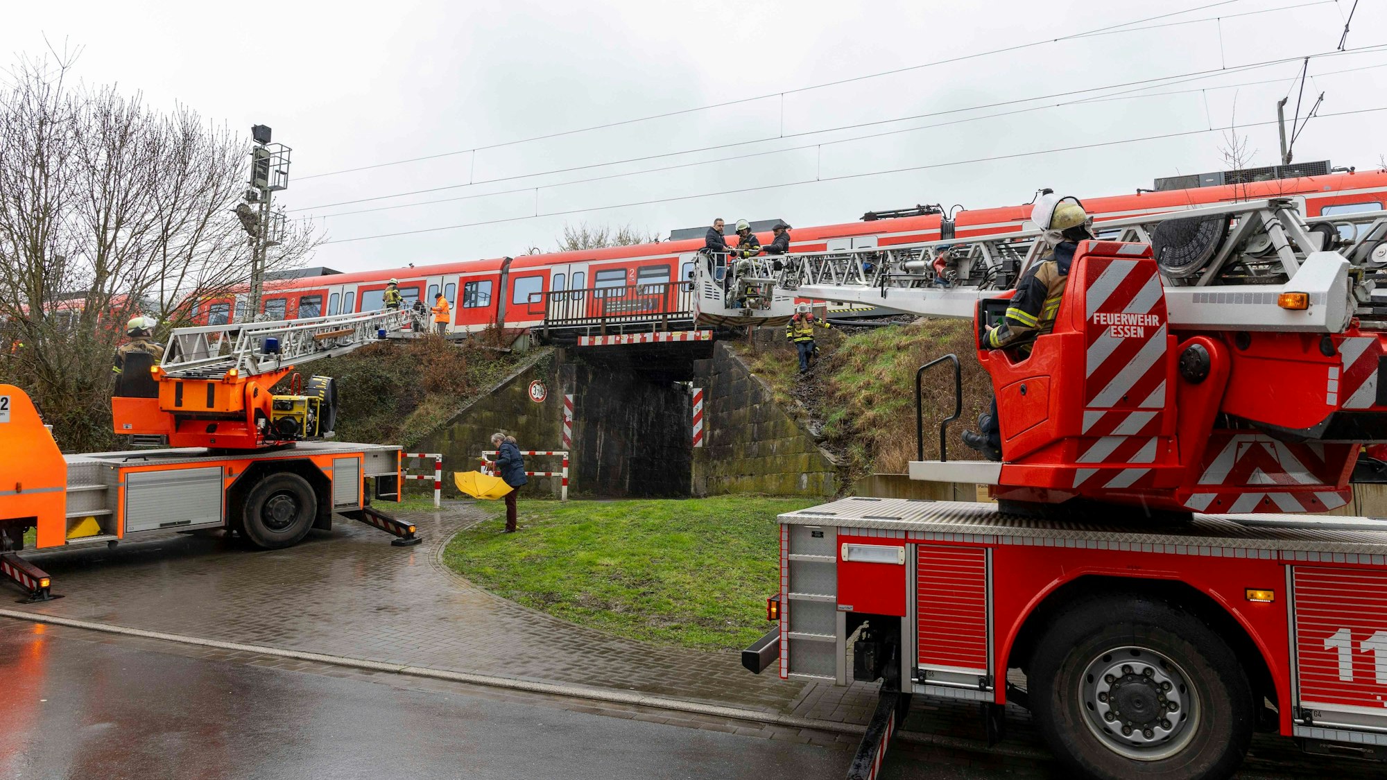 Mit zwei Rettungsleitern werden von der Feuerwehr Fahrgäste aus einem steckengebliebenen Regionalzug geborgen. Dieser war nach einem Oberleitungsschaden liegen geblieben. Die Böschung war zu steil, um ohne Hilfe den Zug zu verlassen.