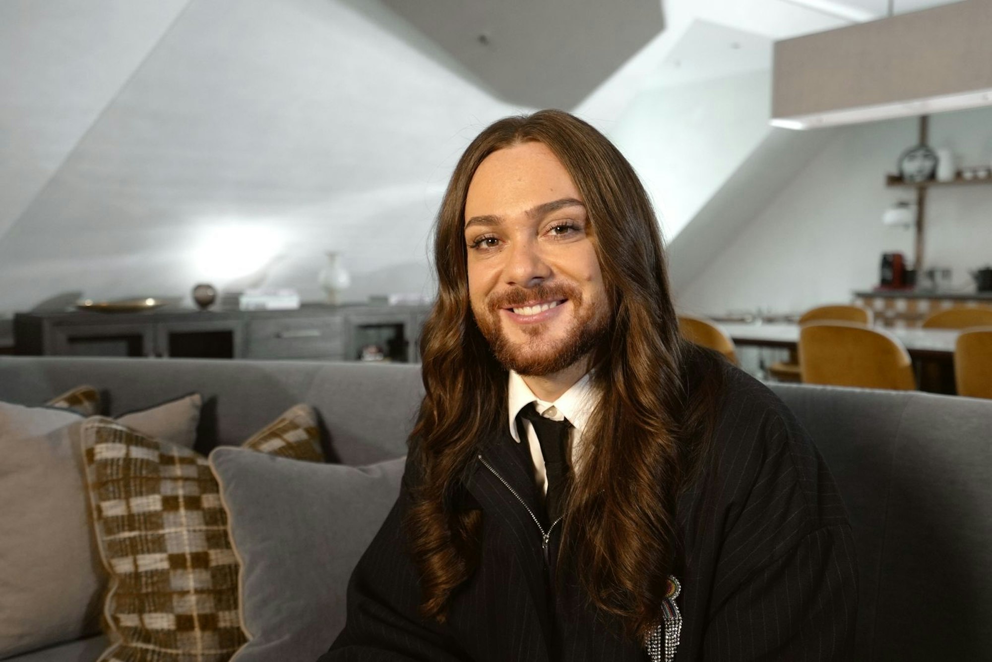 Riccardo Simonetti will im Kampf gegen Hass-Kommentare ein Vorbild für andere Betroffene sein. (Bild: ZDF / Marius Köhn)