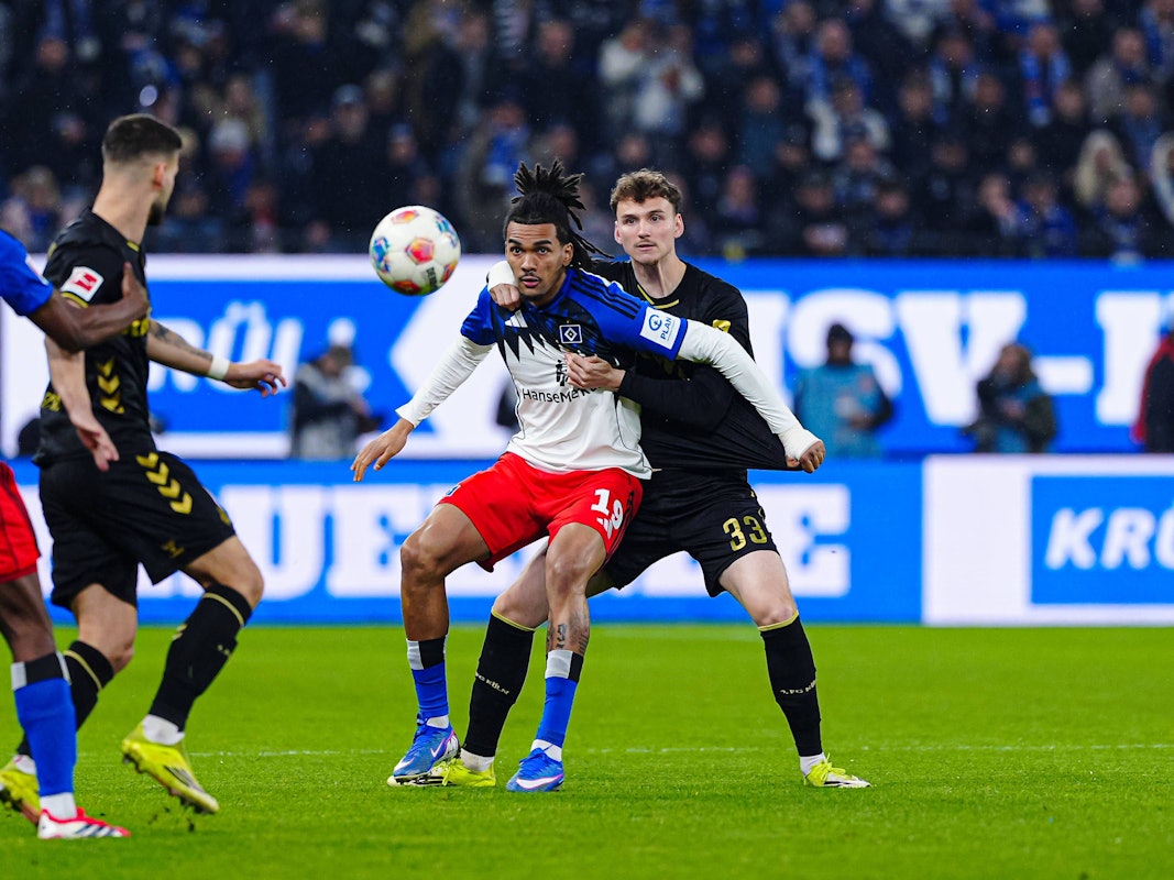 Rav van den Berg im Zweikampf mit Damion Downs.