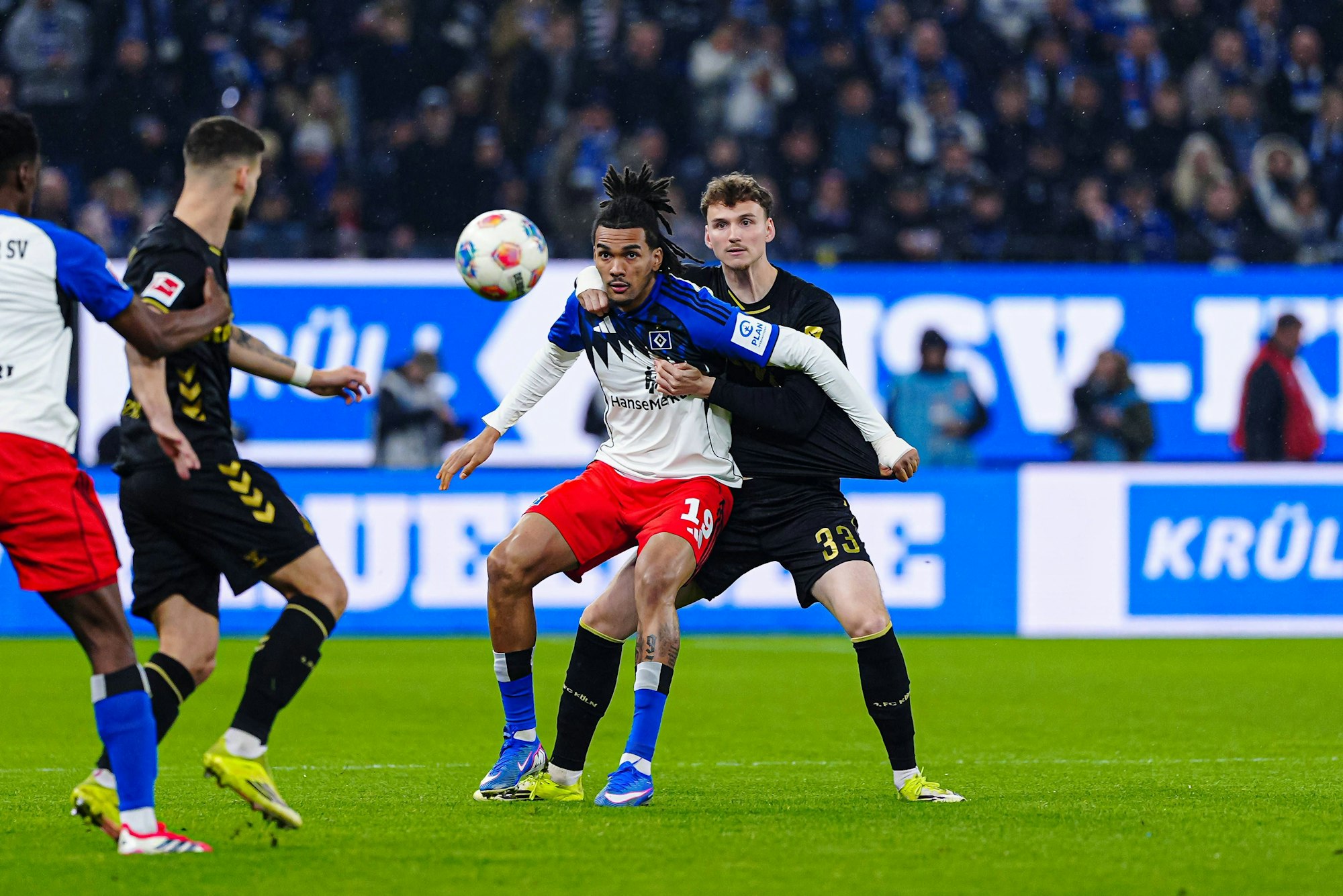 Rav van den Berg im Zweikampf mit Damion Downs.