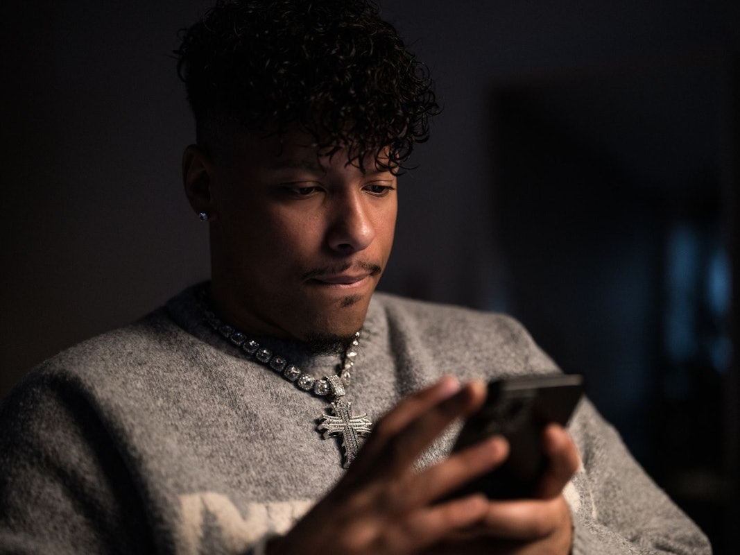 Kevin Plath wurde unter anderem dank Reality-TV-Formaten und als Influencer bekannt. Immer wieder steht er im Zentrum von Online-Hass. (Bild: ZDF / Jürgen Todt)