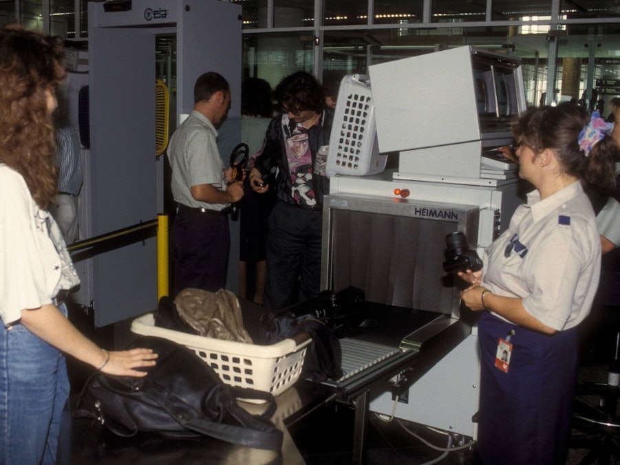 Sicherheitskontrolle am Flughafen mit Reisenden und Gepäck