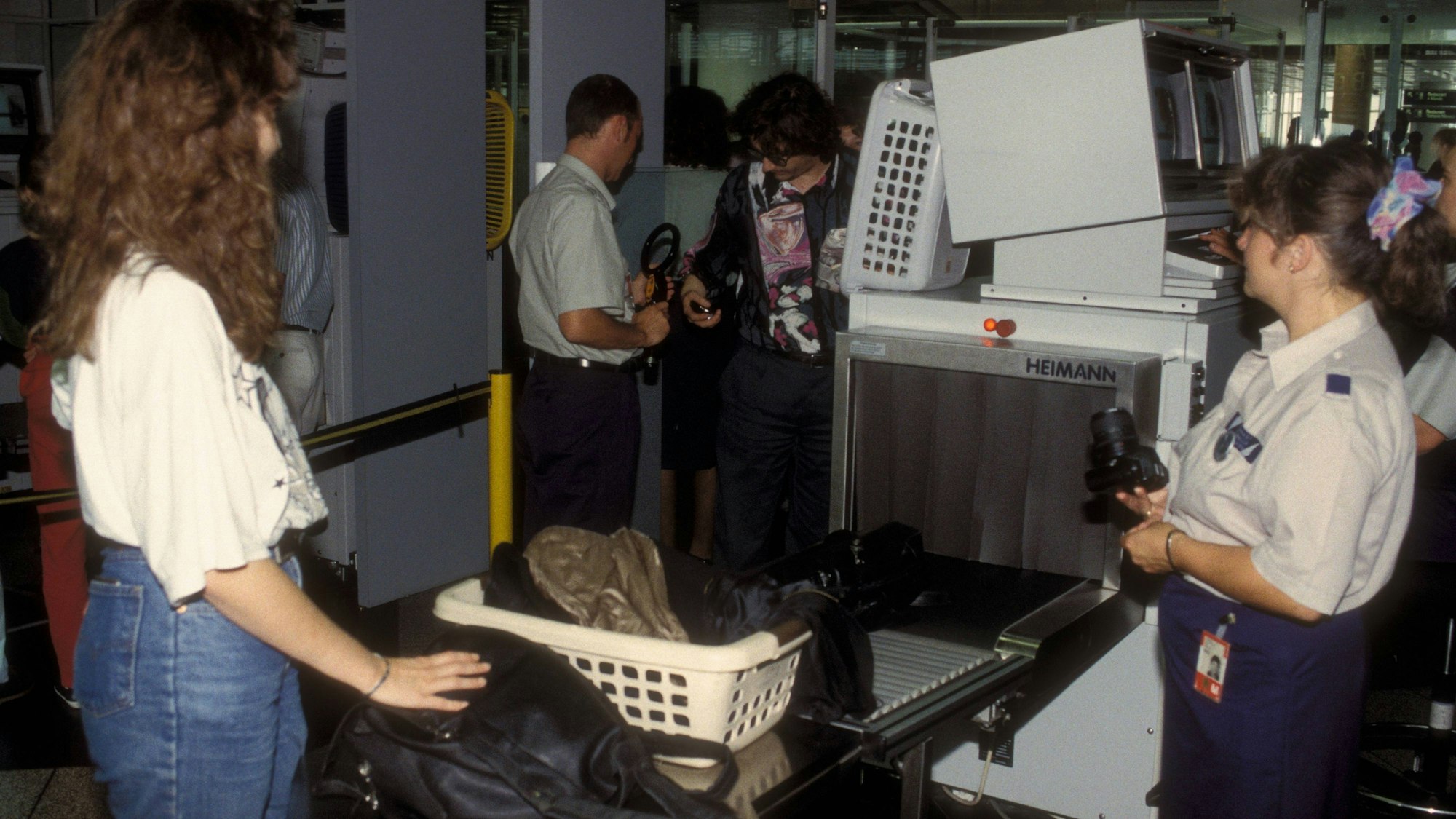Sicherheitskontrolle am Flughafen mit Reisenden und Gepäck