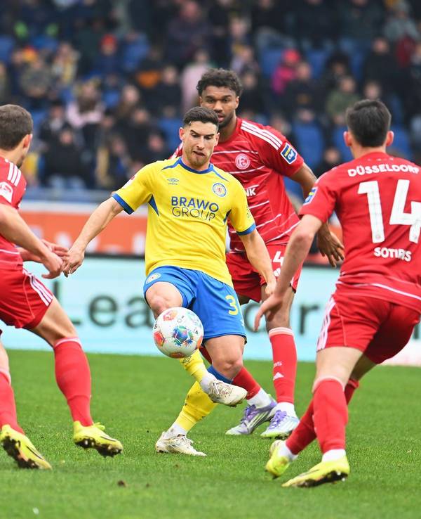 Drei gegen Einen: Braunschweigs Robin Heußer wird von den Düsseldorfern Tim Oberdorf, Elias Egouli und Sotiris Alexandropoulos (v.l.) bedrängt.