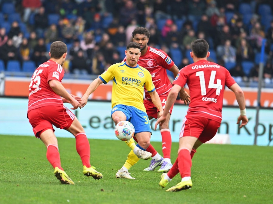 Drei gegen Einen: Braunschweigs Robin Heußer wird von den Düsseldorfern Tim Oberdorf, Elias Egouli und Sotiris Alexandropoulos (v.l.) bedrängt.