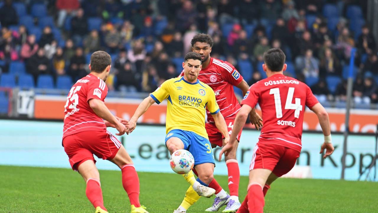 Drei gegen Einen: Braunschweigs Robin Heußer wird von den Düsseldorfern Tim Oberdorf, Elias Egouli und Sotiris Alexandropoulos (v.l.) bedrängt.
