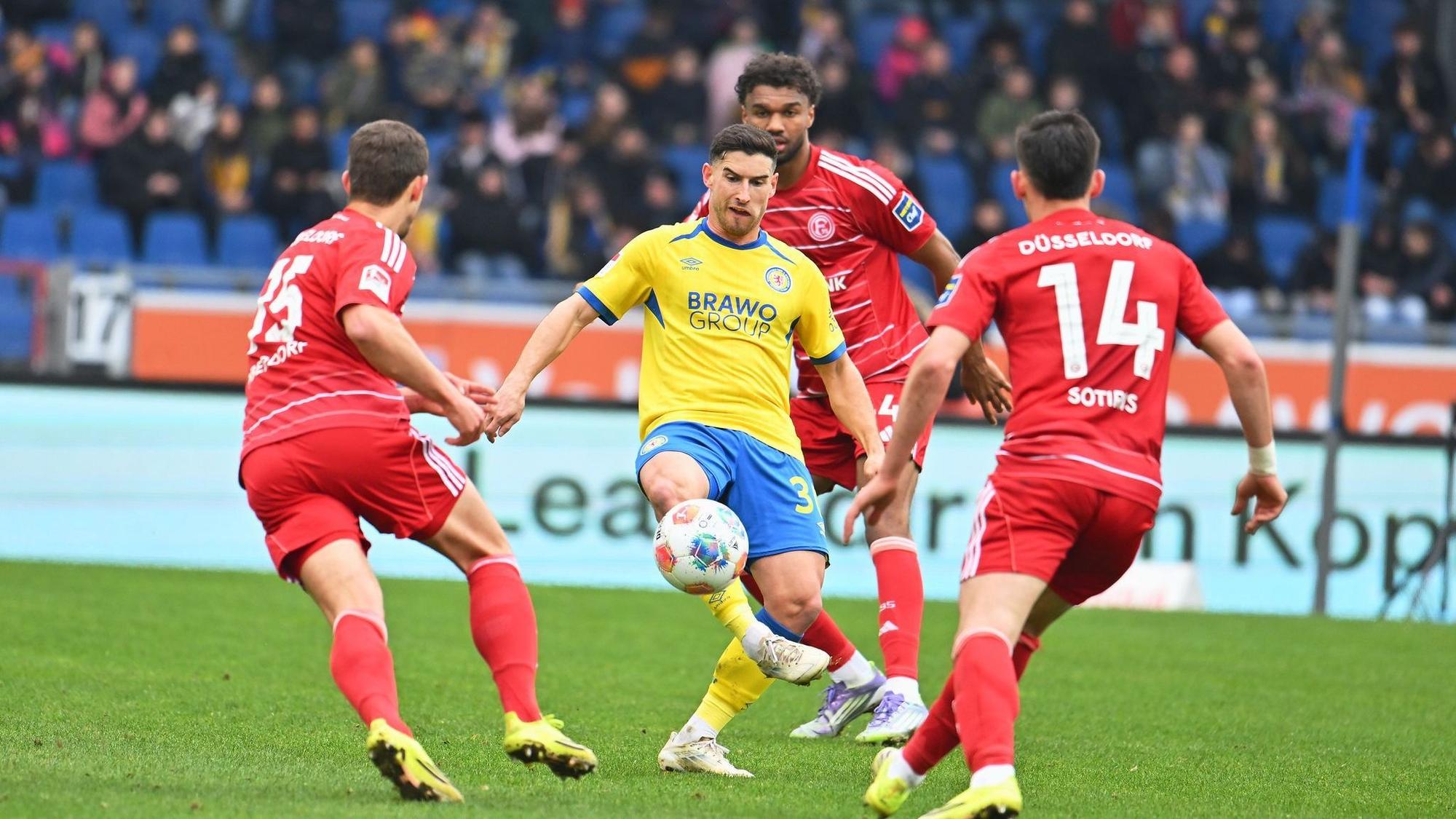 Drei gegen Einen: Braunschweigs Robin Heußer wird von den Düsseldorfern Tim Oberdorf, Elias Egouli und Sotiris Alexandropoulos (v.l.) bedrängt.