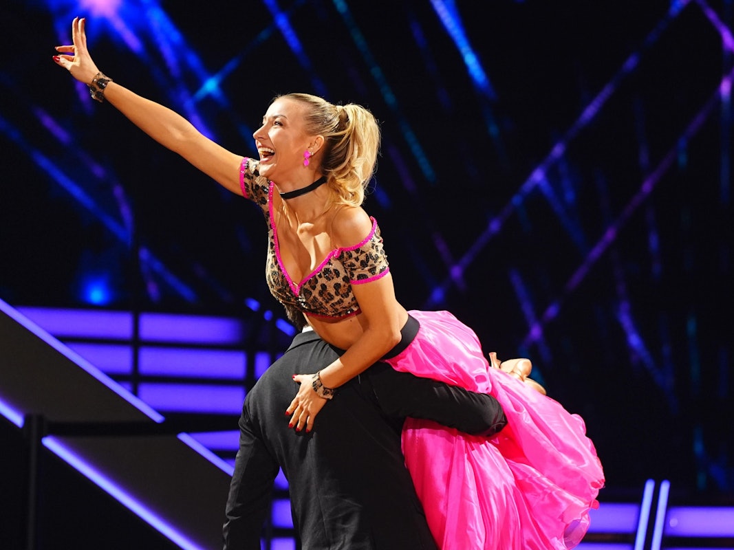 Anna-Carina Woitschack wird von Tanzpartner Evgeny Vinokurov getragen.