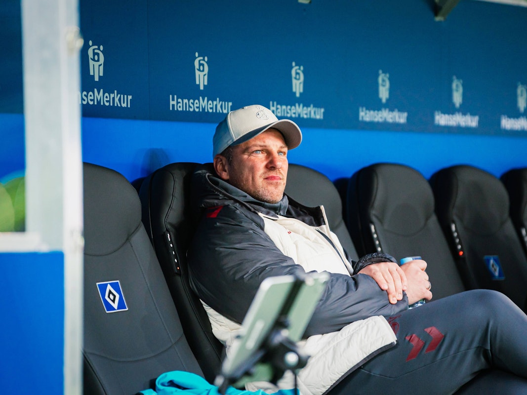 Lukas Kwasniok sitzt in Hamburg auf der Trainerbank.