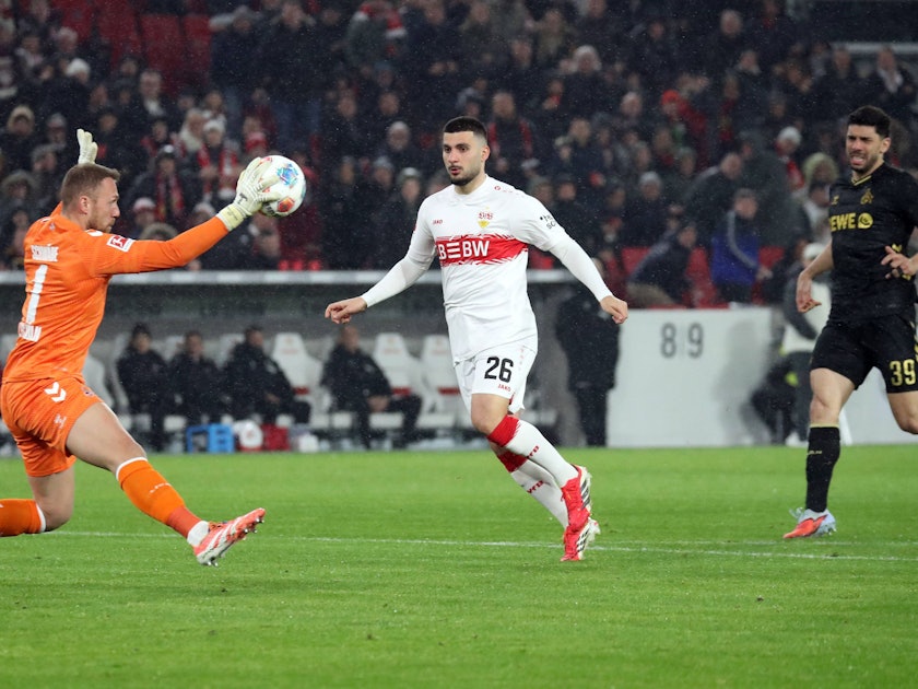 Marvin Schwäbe pariert einen Schuss von Deniz Undav mit der rechten Hand.