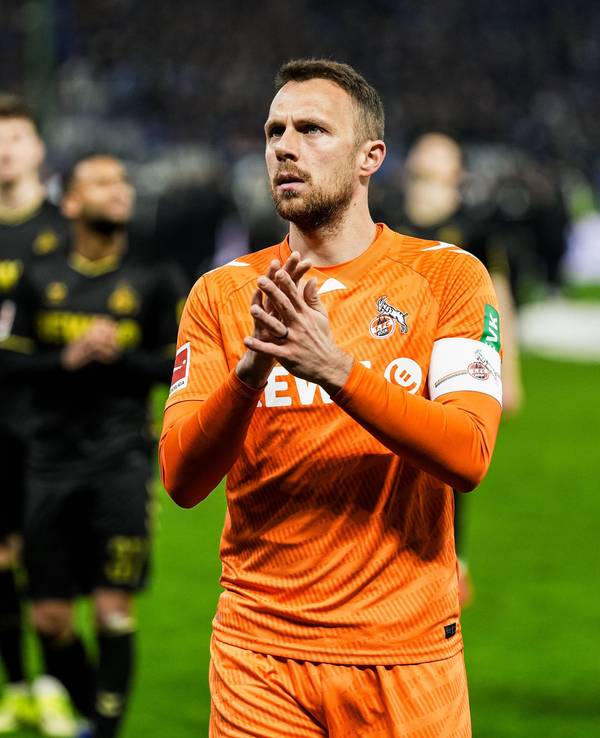 Marvin Schwäbe applaudiert den mitgereisten Fans.