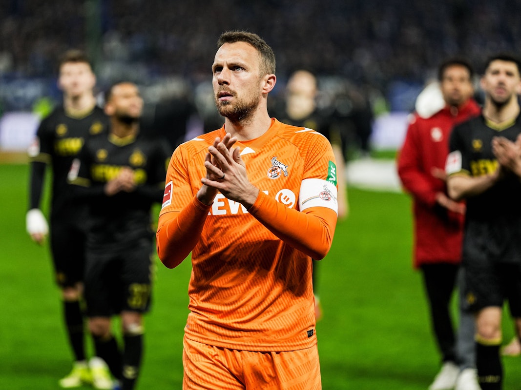 Marvin Schwäbe applaudiert den mitgereisten Fans.