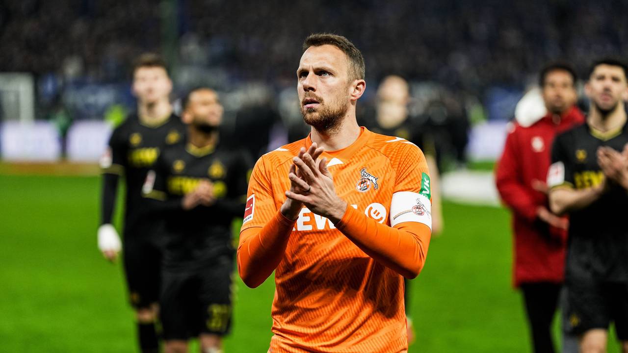 Marvin Schwäbe applaudiert den mitgereisten Fans.