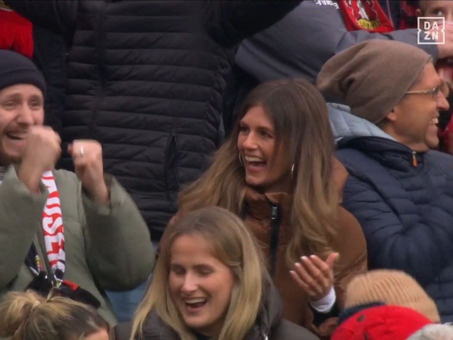 Mara Mones mit Mikrofon