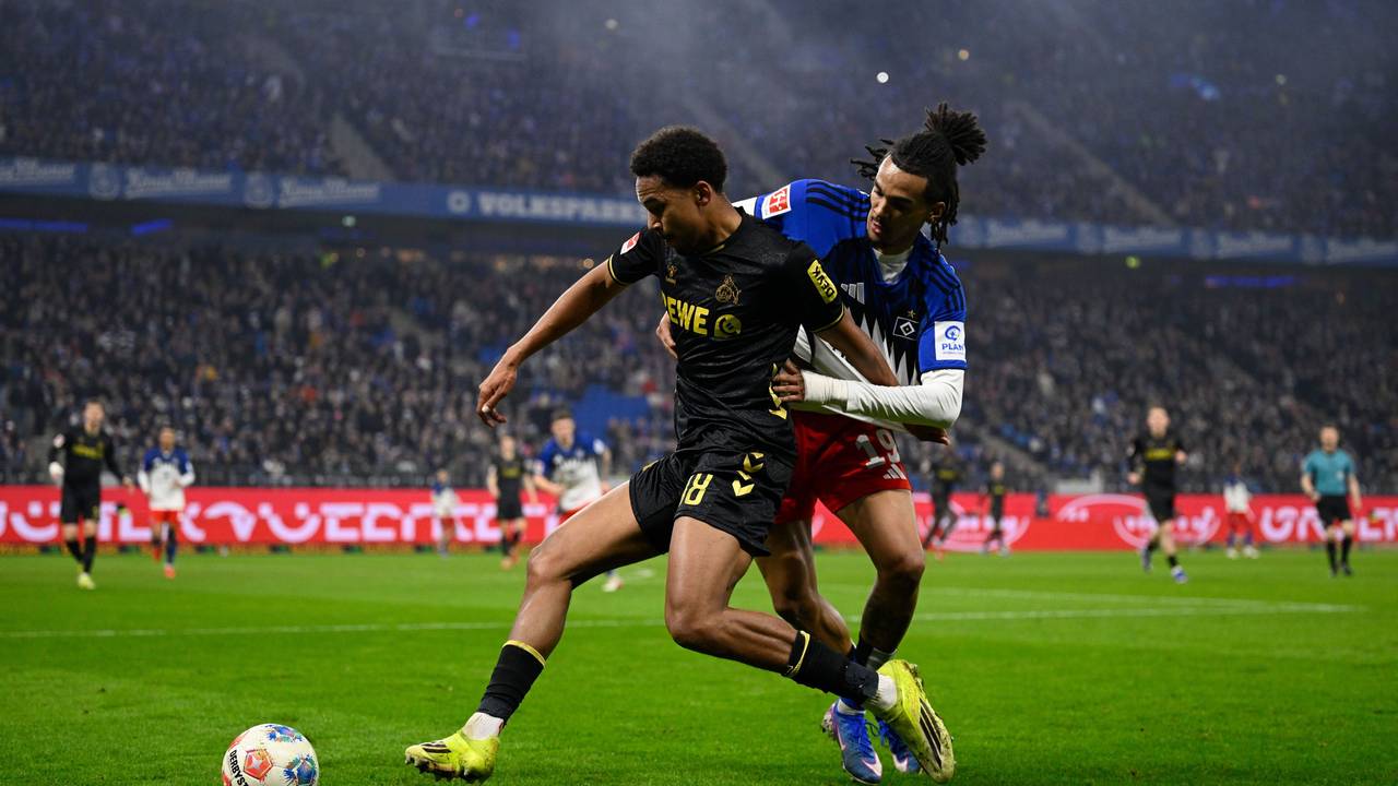 Volksparkstadion in Hamburg: Kölns Youssoupha Niang gegen Hamburgs Damion Downs.
