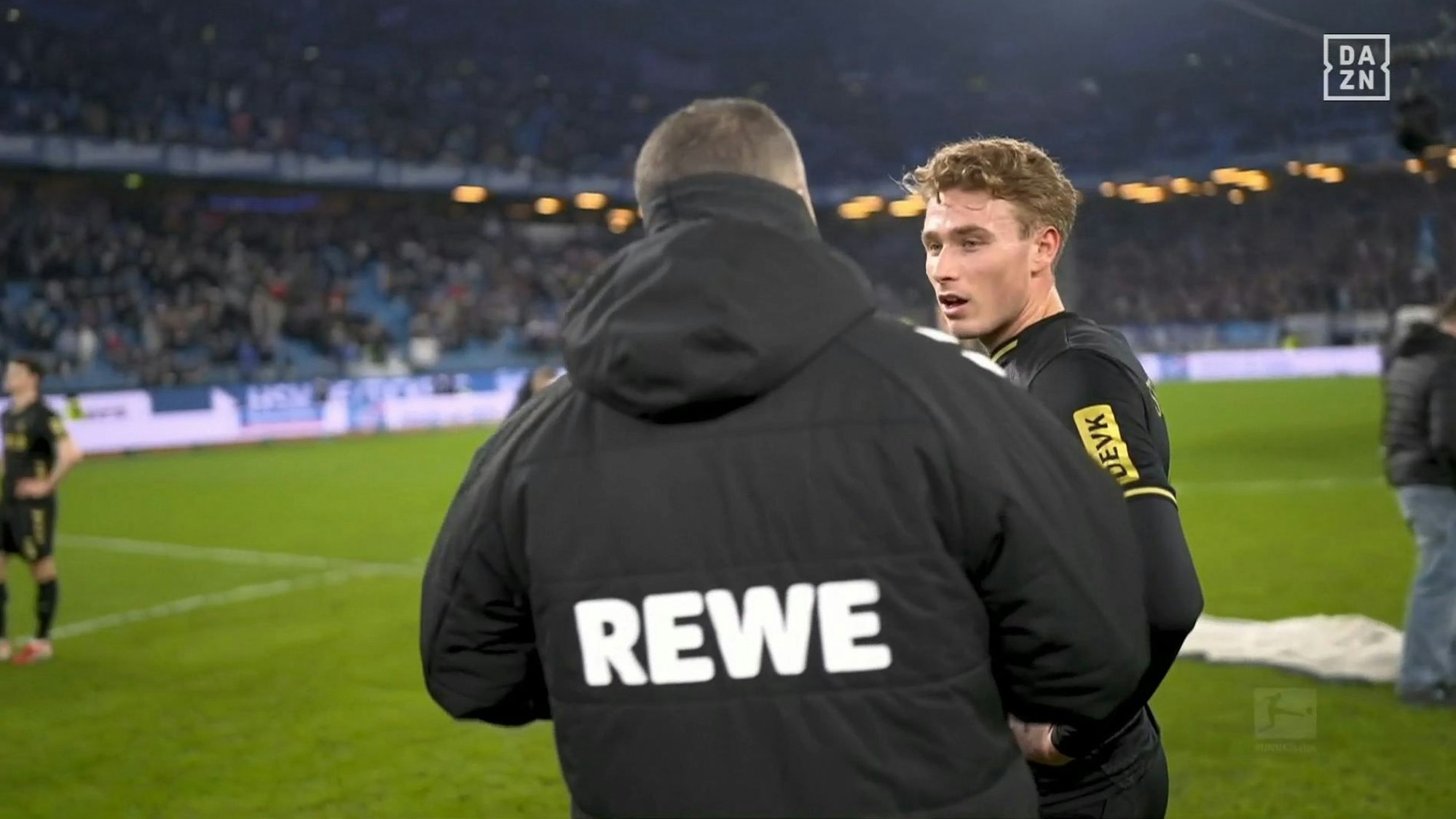 Sebastian Sebulonsen beklagt sich bei Peter Greiber über eine Entscheidung des Schiedsrichters.