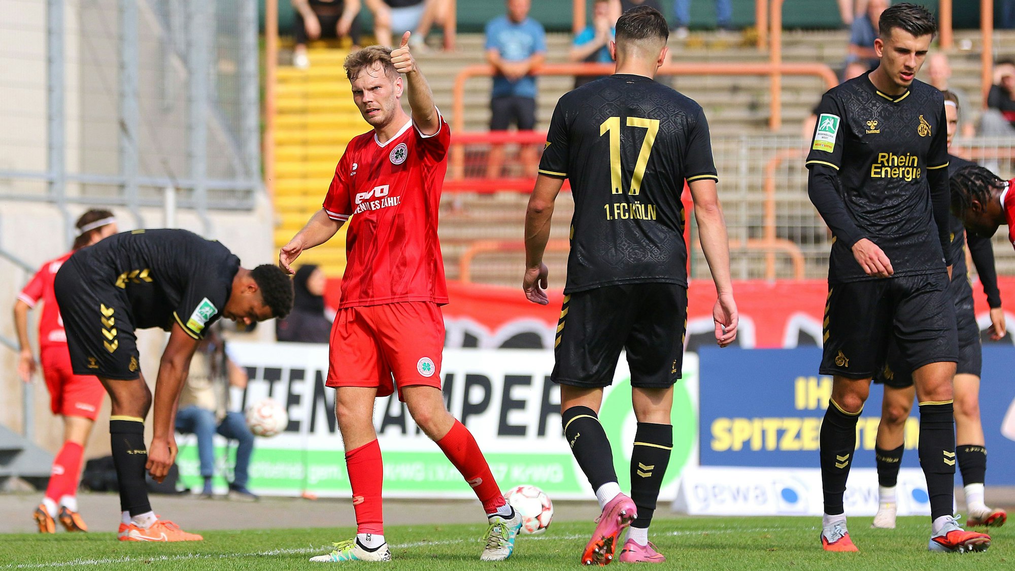 Daumen hoch von Luca Schlax im Trikot von RWO.