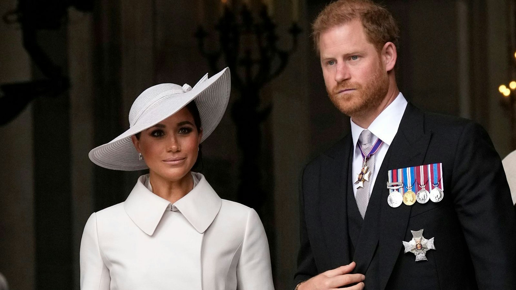 Prinz Harry und Meghan schauen ernst.