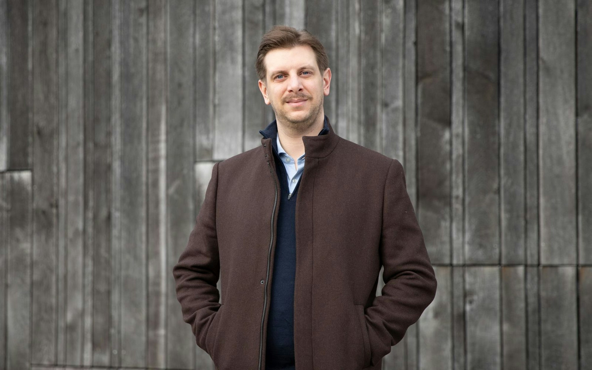 Fabian (34) leidet an ME/CFS und konnte deshalb ein halbes Jahr nicht sprechen: „Für mich hat es sich immer angefühlt wie so ein lebendig Begraben sein.“ (Bild: ZDF/Felix Kost)