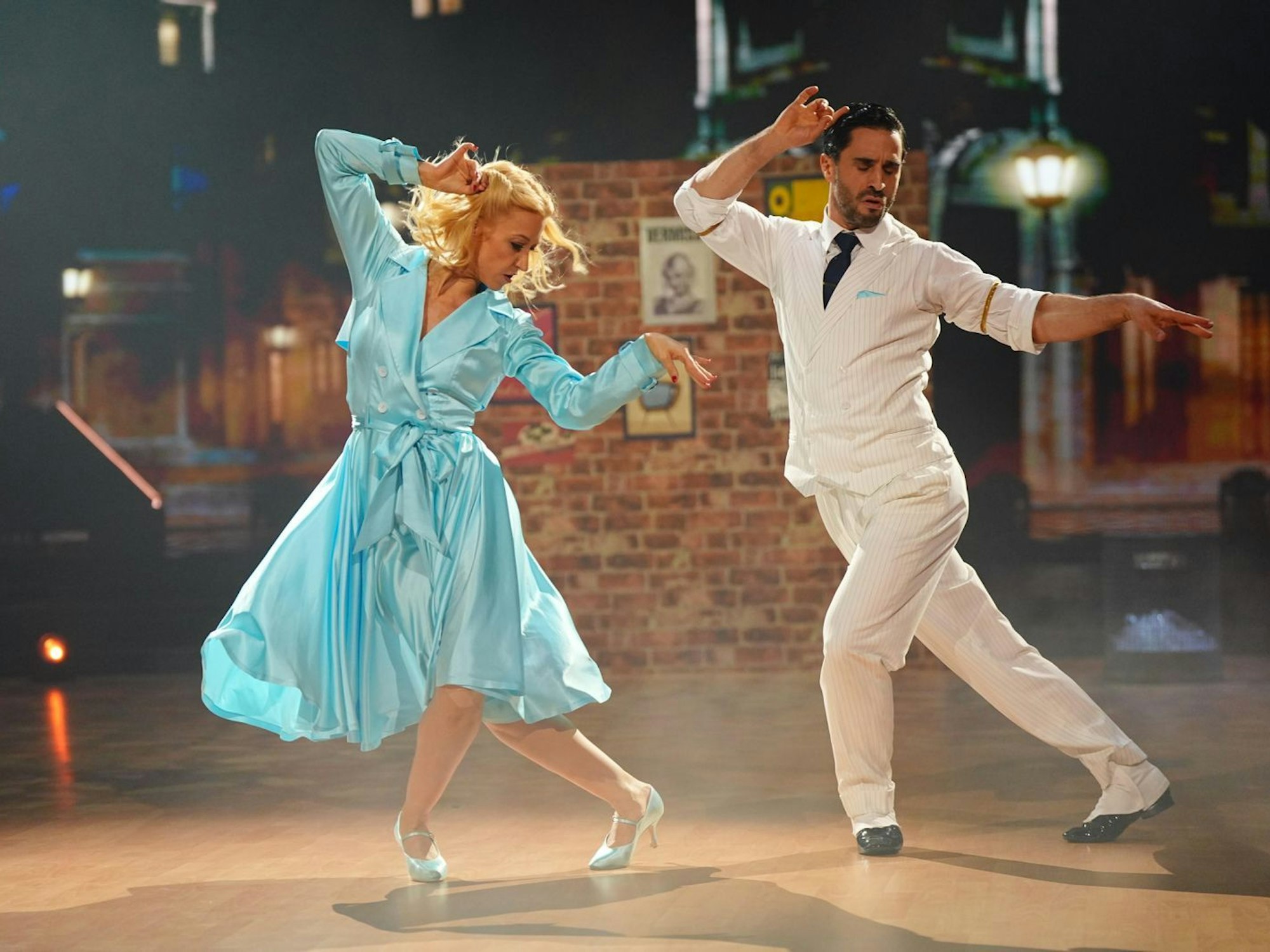 Kathrin Menzinger fordert Schauspieler Jan Kittmann beim Slowfox so einiges ab und wird mit 28 Punkten belohnt. (Bild: RTL / Stefan Gregorowius)