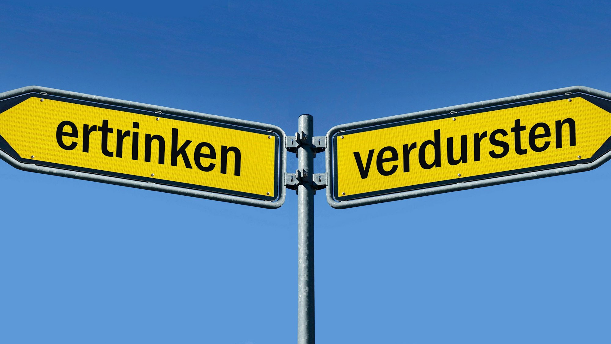 Zwei Wegweiser mit „ertrinken“ und „verdursten“