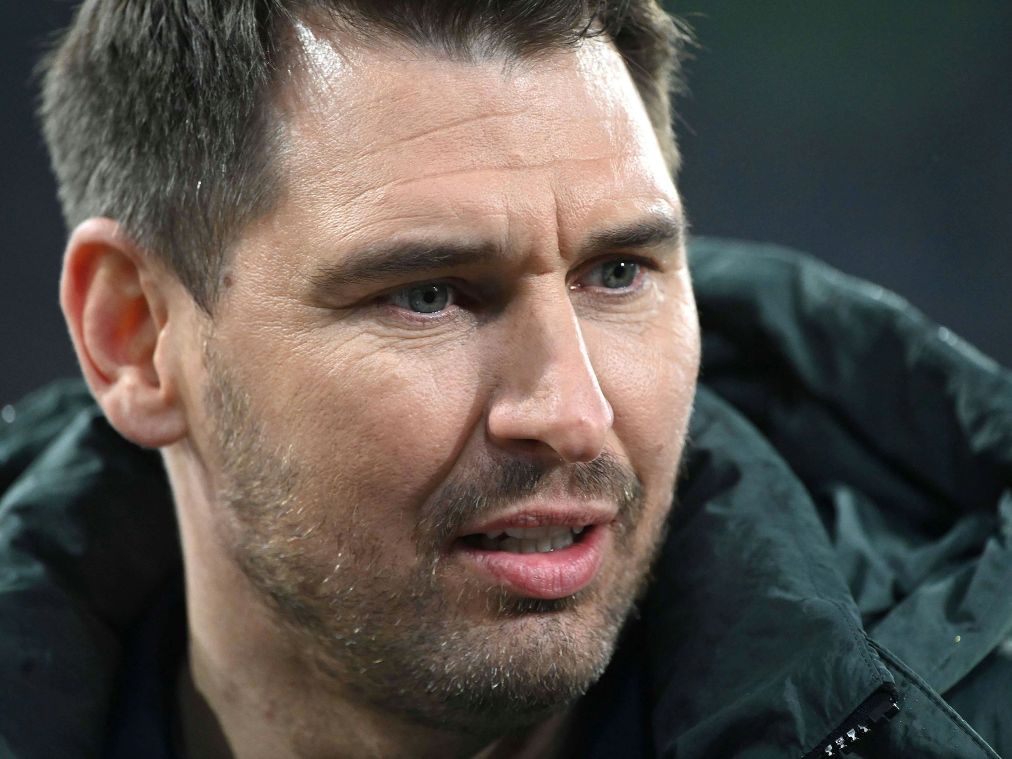 Patrick Helmes steht im Stadion.