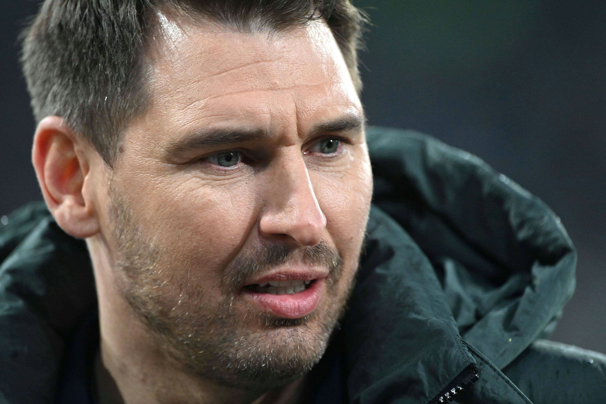 Patrick Helmes schaut an der Kamera vorbei.