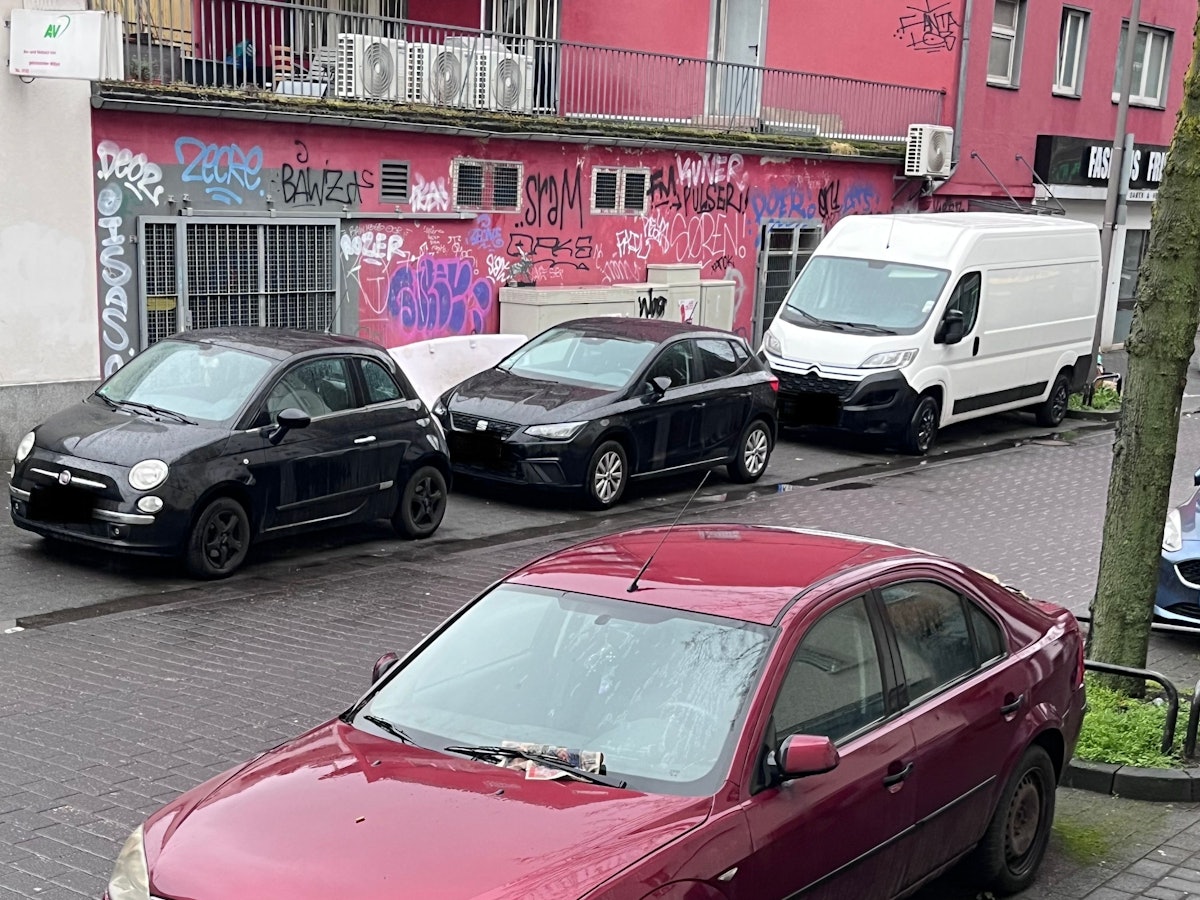 Dieser Ford steht nach Angaben von EXPRESS-Leserreporter Marcus K. seit knapp zwei Jahren unbewegt auf der Sieversstraße in Köln-Kalk.