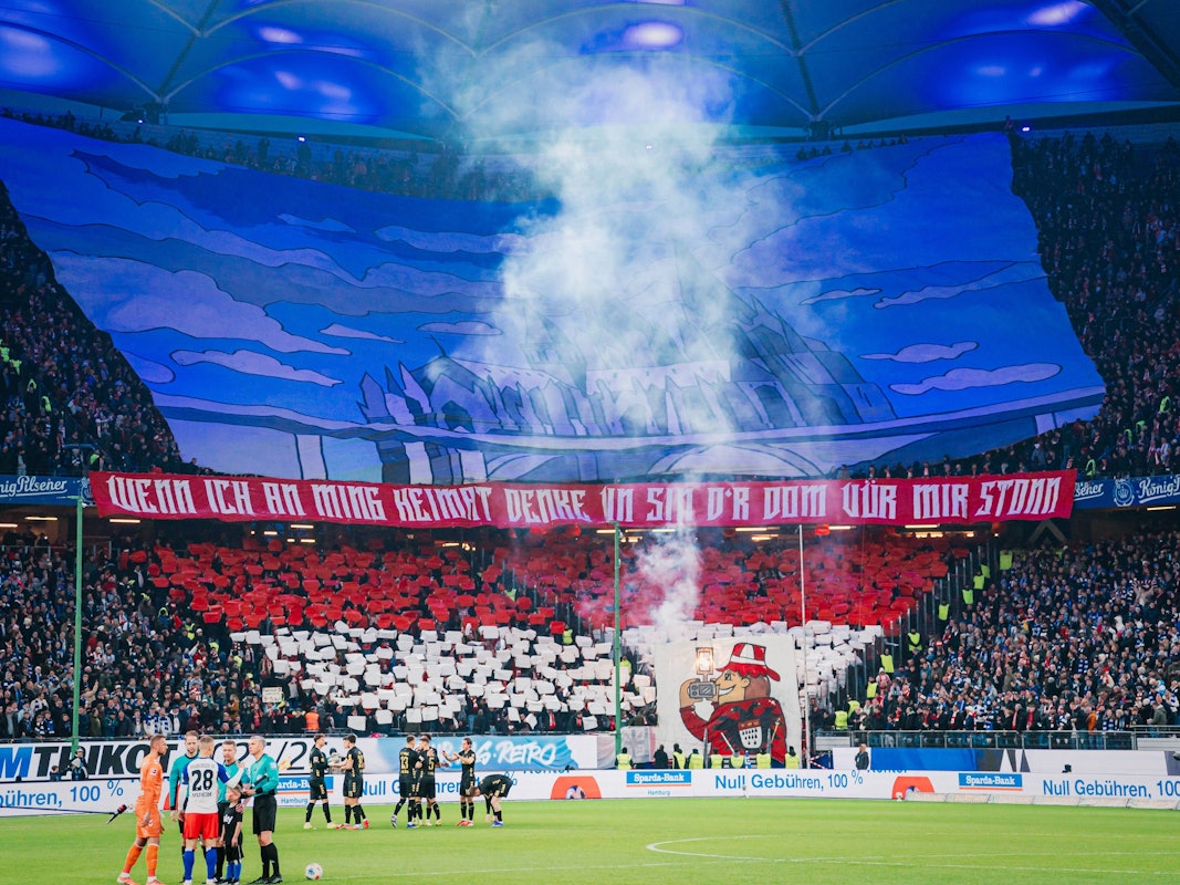 Die Fans des 1. FC Köln mit einer Choreo im Stadion.