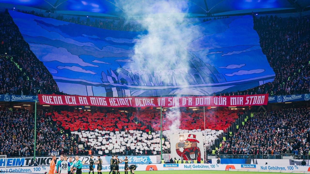 Die Fans des 1. FC Köln mit einer Choreo im Stadion.