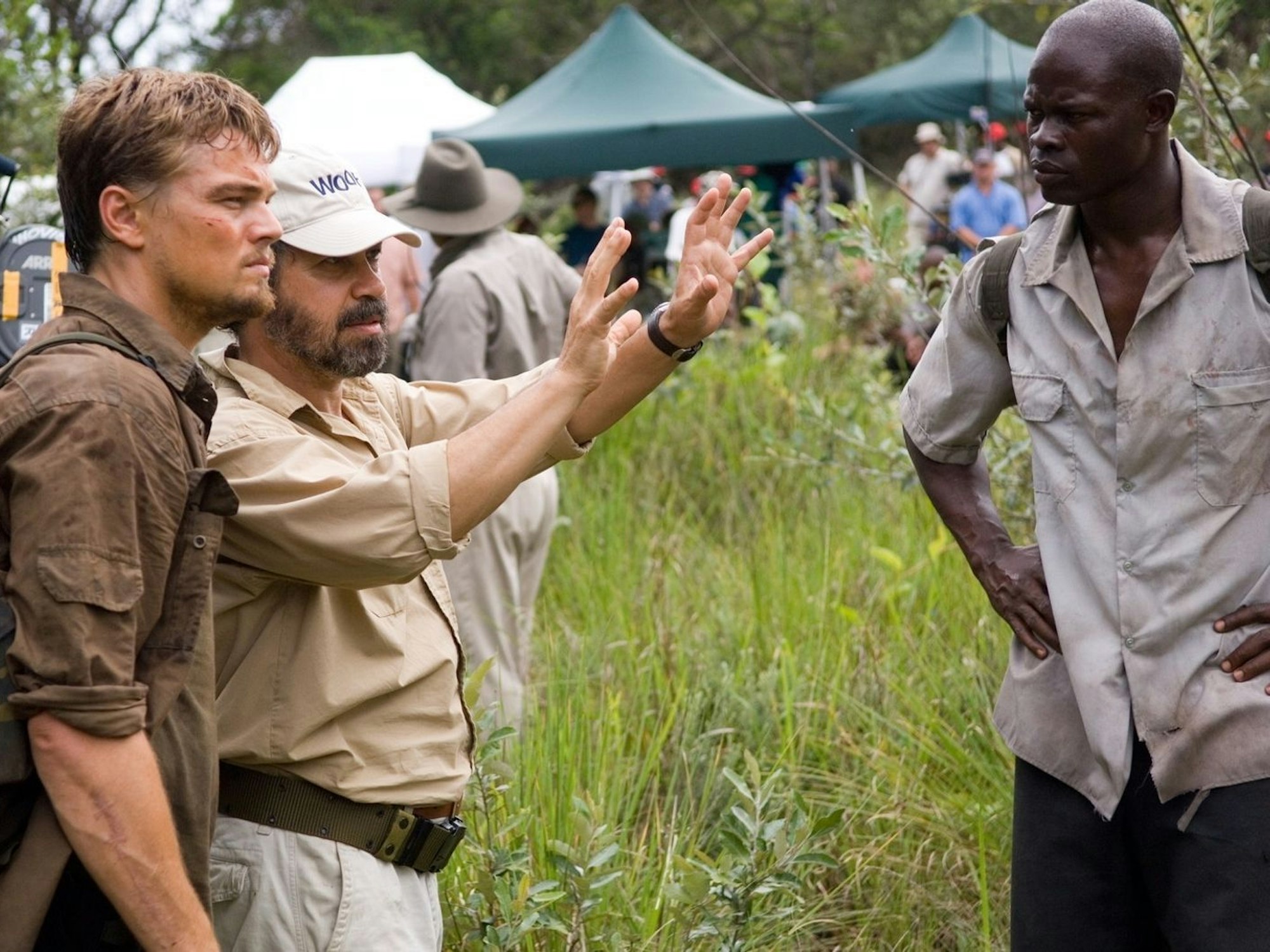 Regisseur Edward Zwick (Mitte) gibt letzte Regieanweisungen an Leonardo DiCaprio (links) und Djimon Hounsou. (Bild: ZDF / Jaap Buitendijk)