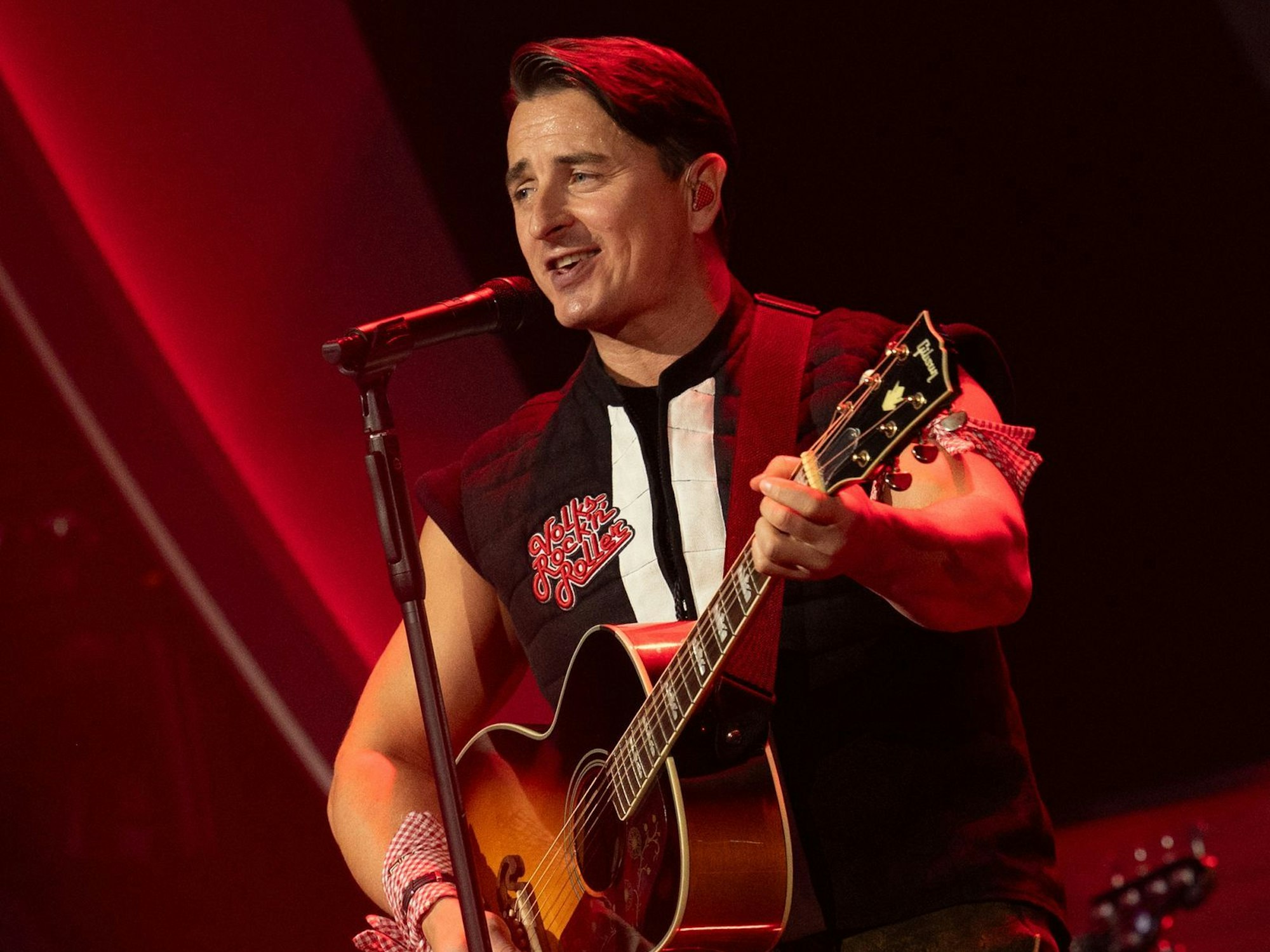 Der österreichische Volks-Rock'n'Roller Andreas Gabalier sang ein schönes Liebeslied und ließ es dann zum Grande Finale mit einem Hit-Medley krachen. (Bild: ZDF / Sascha Baumann)