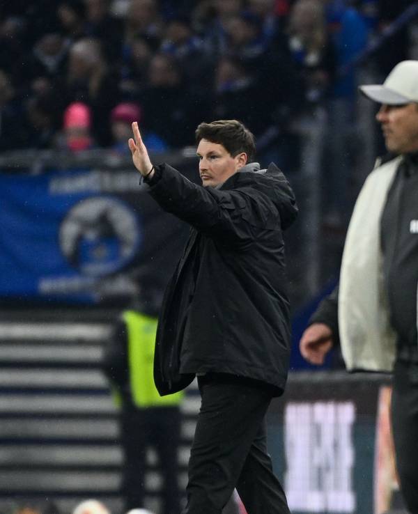 Merlin Polzin (Hamburger SV) und Lukas Kwasniok (1. FC Köln) reagieren am Spielfeldrand.