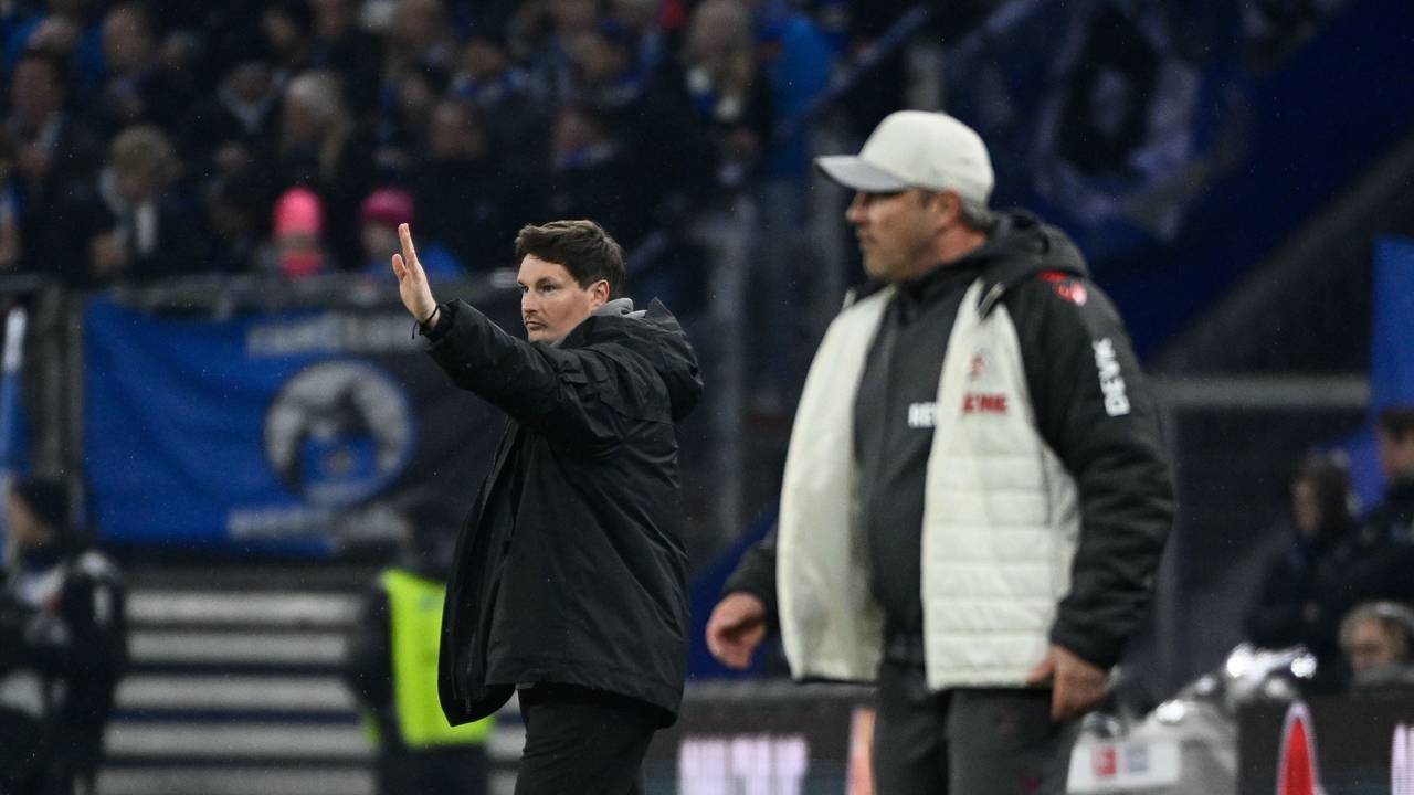 Merlin Polzin (Hamburger SV) und Lukas Kwasniok (1. FC Köln) reagieren am Spielfeldrand.