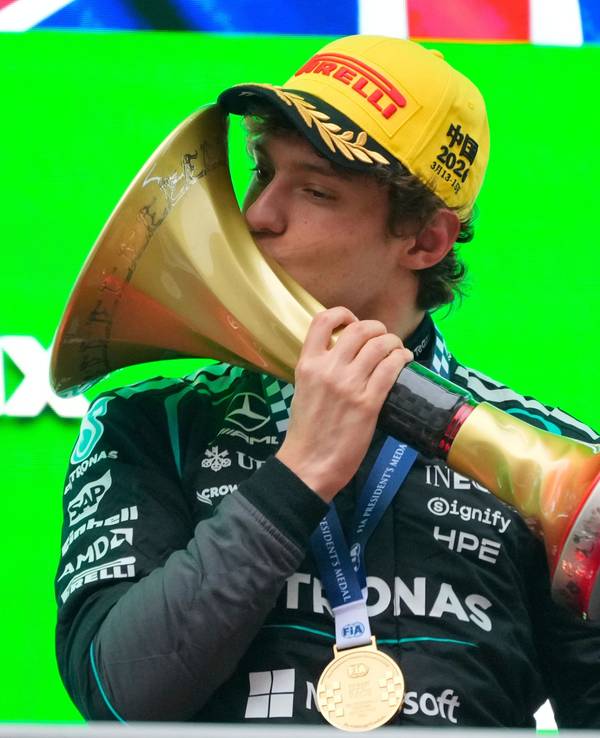 Kimi Antonelli küsst die Siegertrophäe für das Formel-1-Rennen in China.