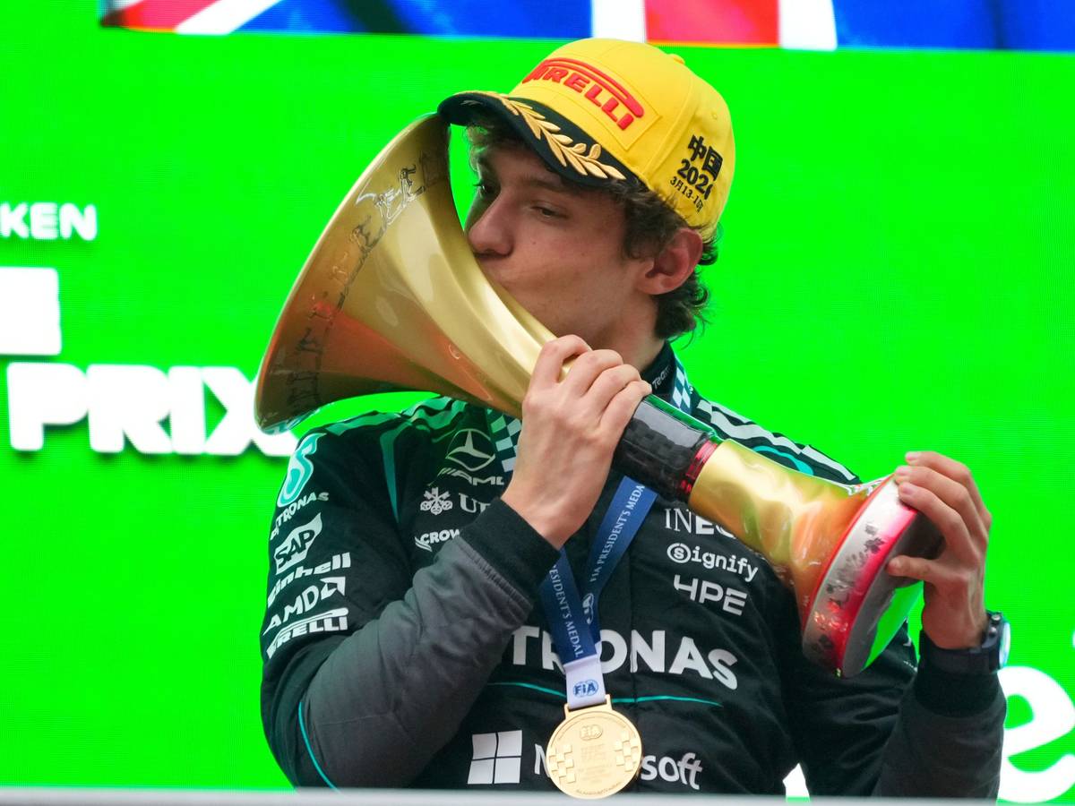 Kimi Antonelli küsst die Siegertrophäe für das Formel-1-Rennen in China.
