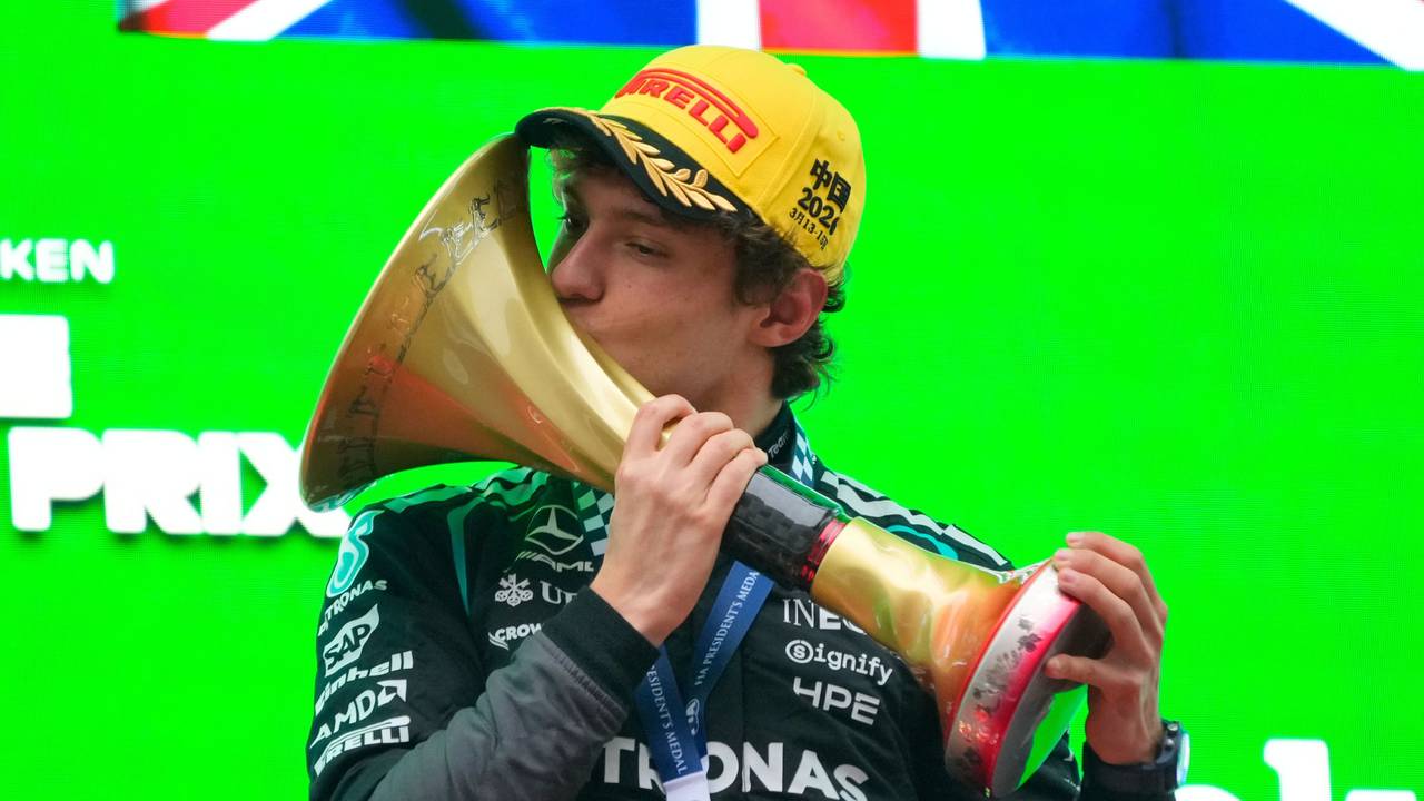 Kimi Antonelli küsst die Siegertrophäe für das Formel-1-Rennen in China.