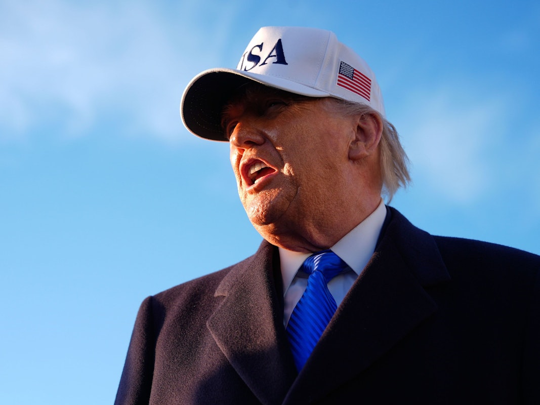 US-Präsident Donald Trump spricht zu Reportern, bevor er auf der Joint Base Andrews zu einer Reise nach Florida an Bord der Air Force One geht.