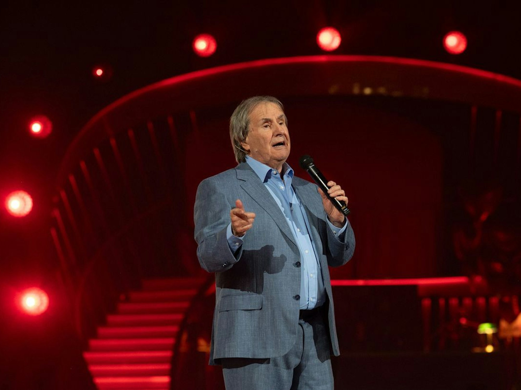 Superstar Chris de Burgh besang die Frau, die ihm musikalisch den größten Hit bescherte: „The Lady in Red“, einst geschrieben für seine Frau. (Bild: ZDF / Sascha Baumann)