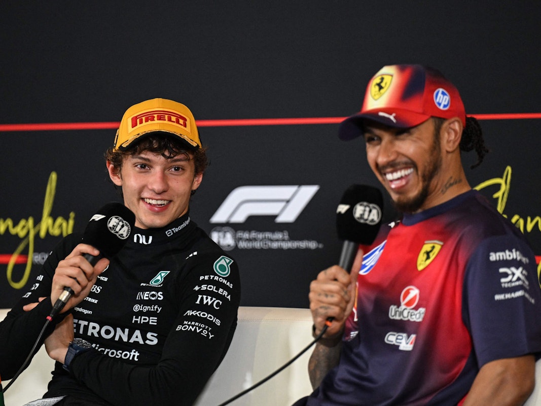 Kimi Antonelli und Lewis Hamilton auf der Pressekonferenz nach dem China-GP.
