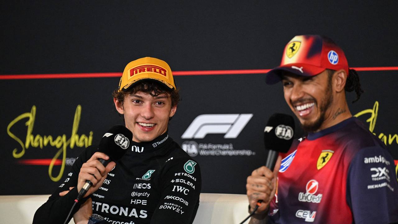 Kimi Antonelli und Lewis Hamilton auf der Pressekonferenz nach dem China-GP.