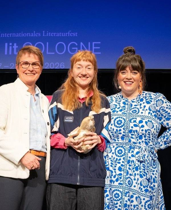 Bei der lit.COLOGNE-Debütpreis-Verleihung am Sonntagabend fiel die Wahl des Publikums auf Clara Leinemann (Mitte). Birgit Lichtenstein, Vorständin der RheinEnergie AG (li.), überreichte der glücklichen Gewinnerin das beliebte „Silberschwein“. Durch den Abend führte Moderatorin Marie-Christine Knop.