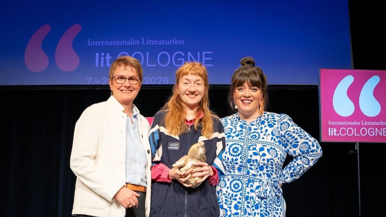 Bei der lit.COLOGNE-Debütpreis-Verleihung am Sonntagabend fiel die Wahl des Publikums auf Clara Leinemann (Mitte). Birgit Lichtenstein, Vorständin der RheinEnergie AG (li.), überreichte der glücklichen Gewinnerin das beliebte „Silberschwein“. Durch den Abend führte Moderatorin Marie-Christine Knop.
