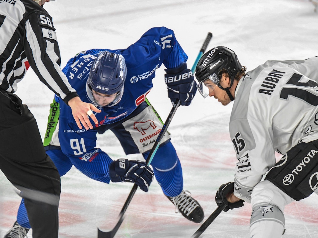 Tim Fleischer und Louis-Marc Aubry stehen bereit für das Bully.