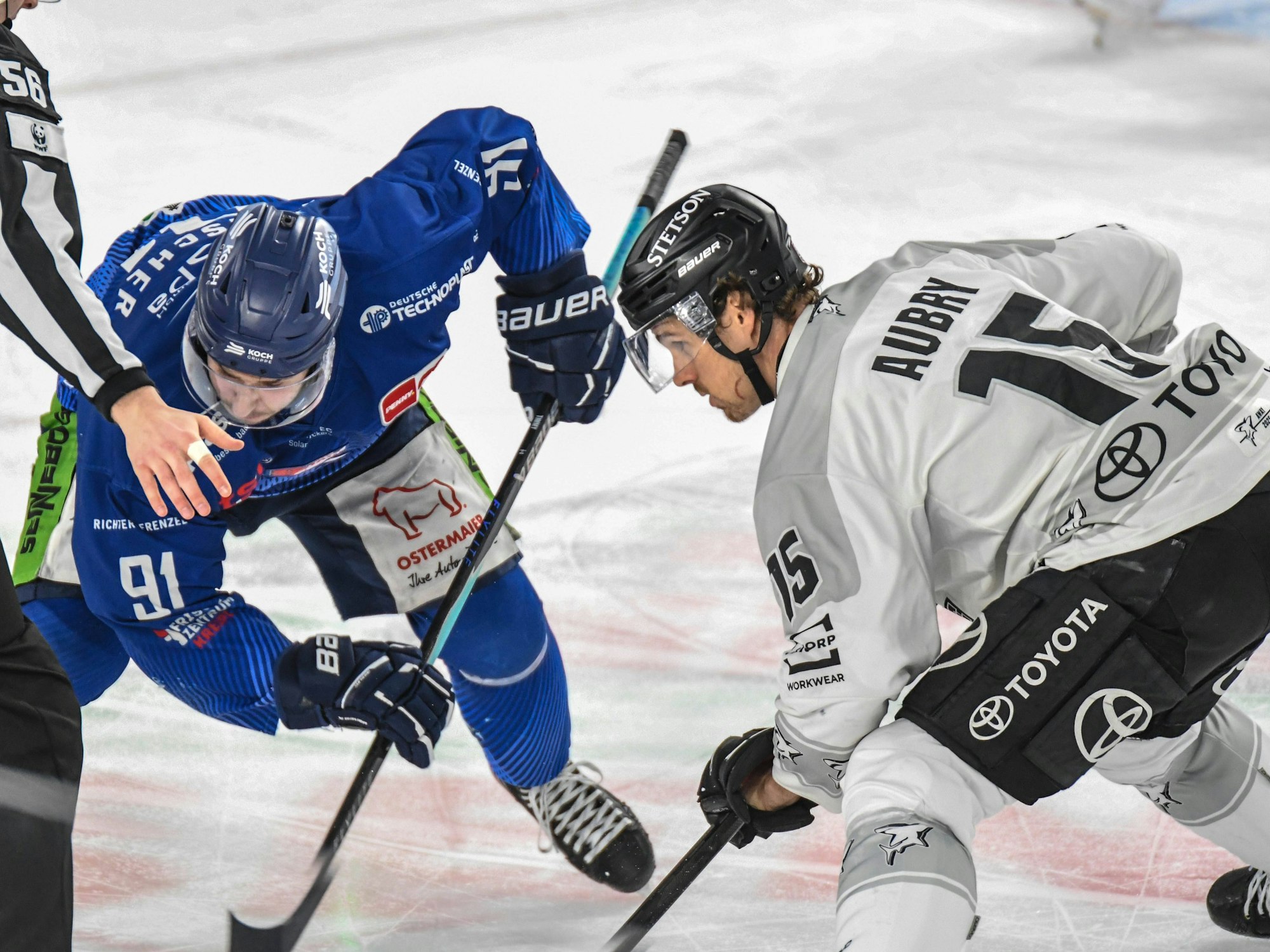 Tim Fleischer und Louis-Marc Aubry stehen bereit für das Bully.