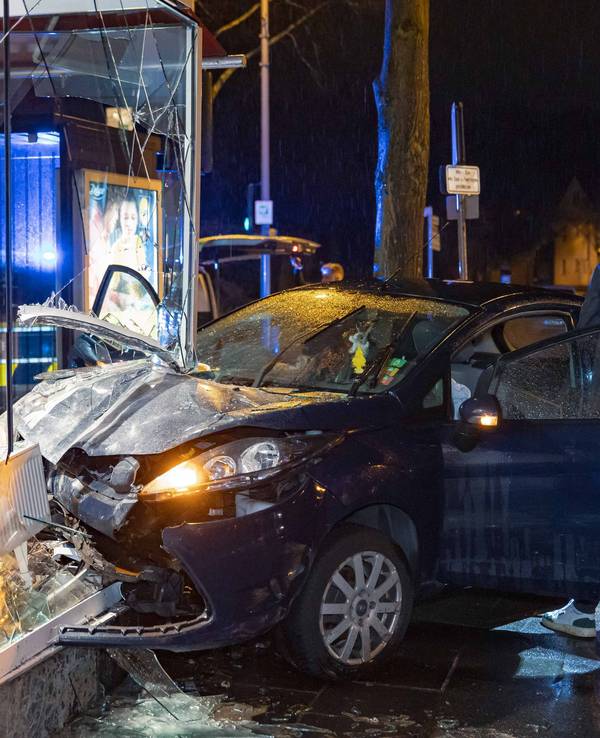 13.03.2026, Nordrhein-Westfalen, Leverkusen: Ermittler stehen an der Unfallstelle, wo ein Fahrer mit seinem Auto in ein Schaufenster gekracht ist. Ein Mann hat sein Auto in Leverkusen in die Schaufensterscheibe einer Bäckerei gefahren und dabei leichte Verletzungen erlitten. Foto: Daniel Evers/WupperVideo/dpa +++ dpa-Bildfunk +++