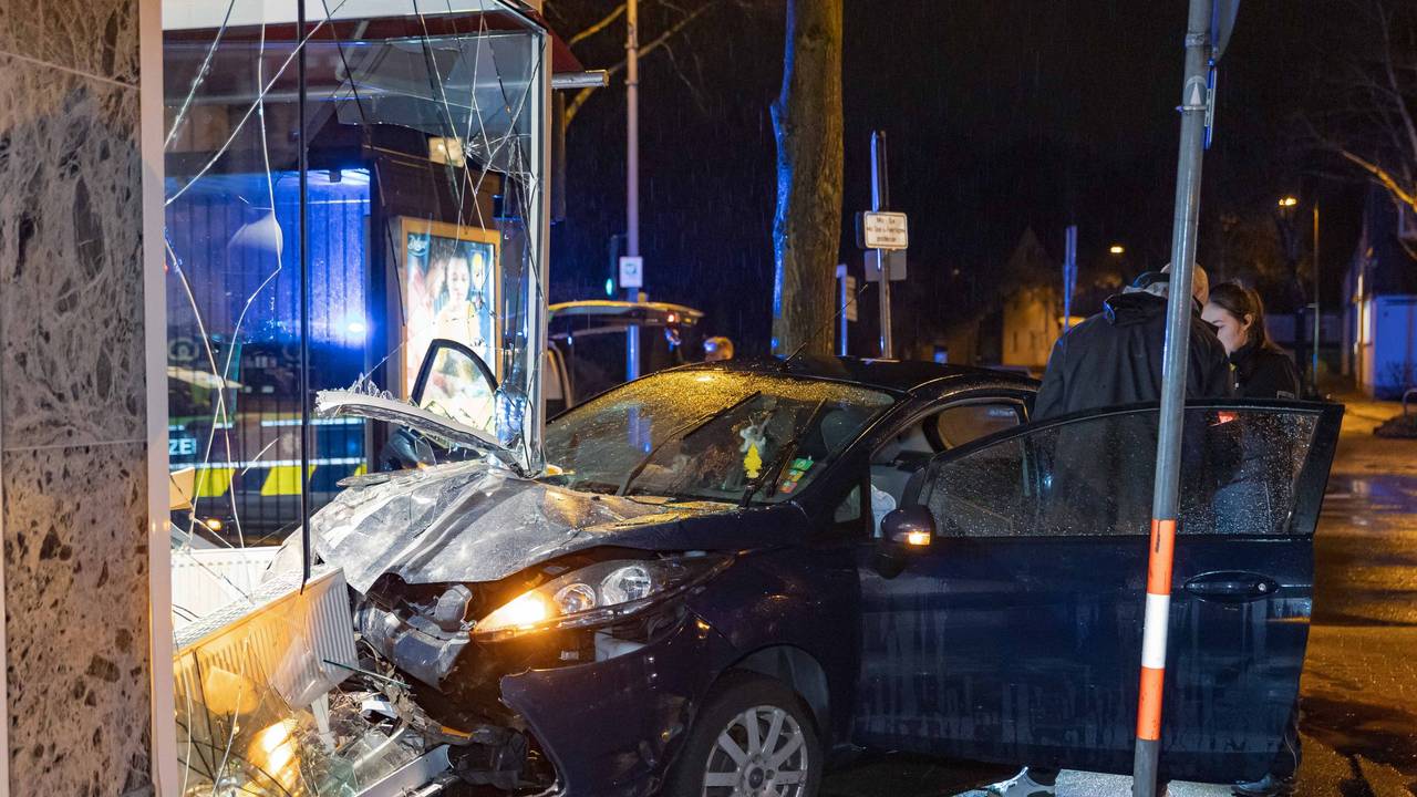 13.03.2026, Nordrhein-Westfalen, Leverkusen: Ermittler stehen an der Unfallstelle, wo ein Fahrer mit seinem Auto in ein Schaufenster gekracht ist. Ein Mann hat sein Auto in Leverkusen in die Schaufensterscheibe einer Bäckerei gefahren und dabei leichte Verletzungen erlitten. Foto: Daniel Evers/WupperVideo/dpa +++ dpa-Bildfunk +++