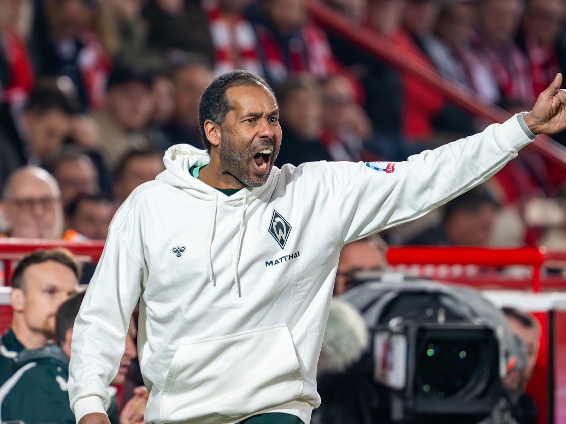 Daniel Thioune (SV Werder Bremen) schreit von der Seitenlinie aus Anweisungen.
